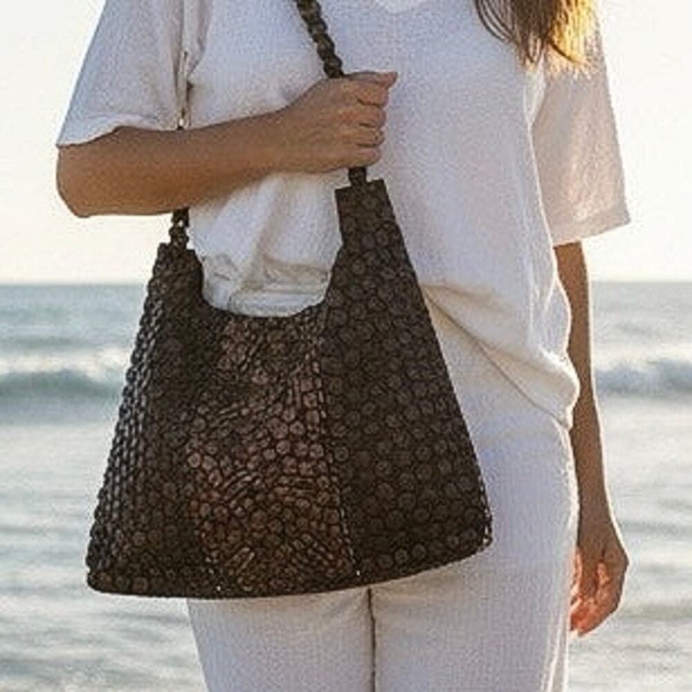 Vtg Sun N Sand shoulder bag
detailed with brown coconut
shell disc buttons